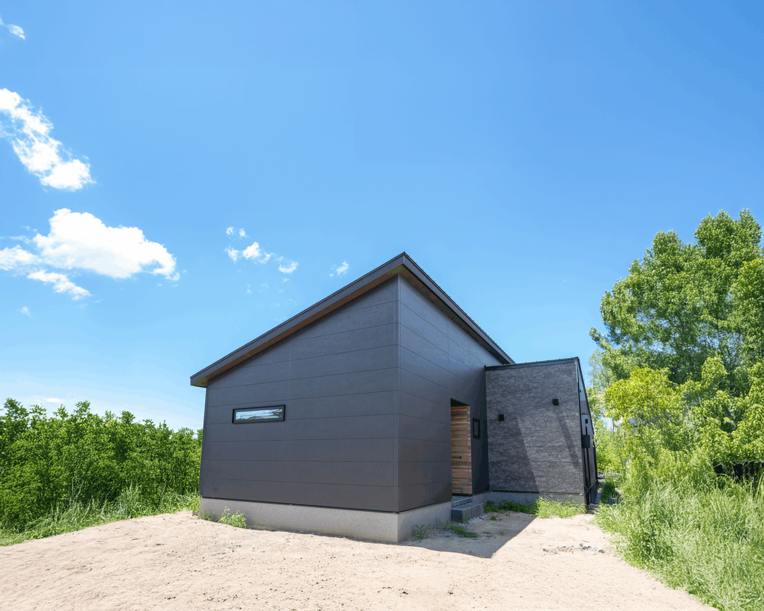 勾配天井×小屋裏がある、開放的な平屋